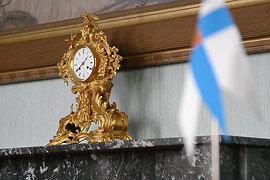Helanderin veljesten valama kello vuodelta 1859 mittaa aikaa presidentin työhuoneessa. Copyright © Tasavallan presidentin kanslia
